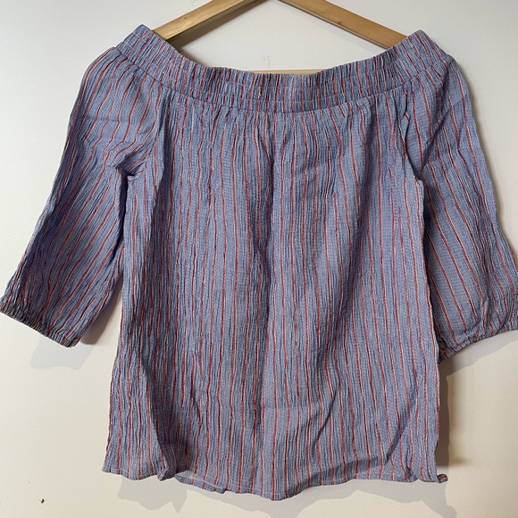 Off the shoulder shirt Size Small - Picture 3 of 3
